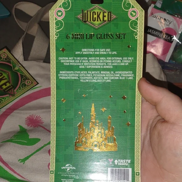 ☃️ WICKED Movie Bundle- Tote, Lip Glosses, Surprise Packs - Picture 3 of 7